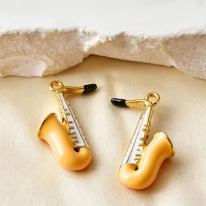 Detailaufnahme von 3D-Saxophon-Anhängern in Gold und Gelb für DIY-Schmuckherstellung