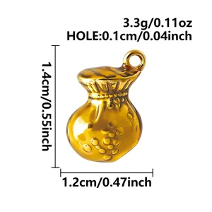 Nahaufnahme von 3D Gold Glücksbeutel Anhänger mit Größen- und Gewichtsangaben.