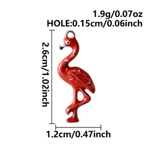 Detaillierte Ansicht mit Angabe von Größe und Gewicht des roten 3D Flamingo-Anhängers