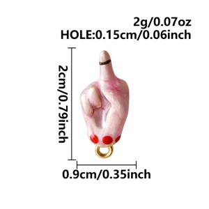 Detailaufnahme eines 3D-Mittelfinger-Anhängers in Rosa mit den genauen Maßangaben