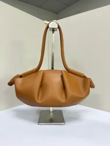 Sac nuage plissé en cuir marron avec poignée nouée pour femme style élégant chic.