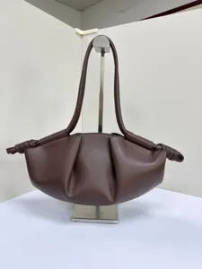 Sac à épaule nuage dumpling en cuir marron avec design plissé élégant pour femmes chic