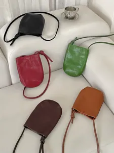 Dettagli della borsa per cellulare minimalista retrò in pelle conciata al vegetale a tracolla.