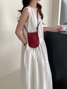 Borsa a tracolla minimalista in pelle rosso scuro per cellulare, stile vintage morbido.