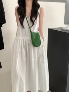 Borsa a tracolla per telefono minimalista in pelle conciata, elegante accessorio verde.