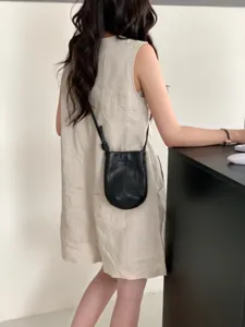 Borsa a tracolla minimalista in morbida pelle, dettaglio elegante per uso quotidiano.