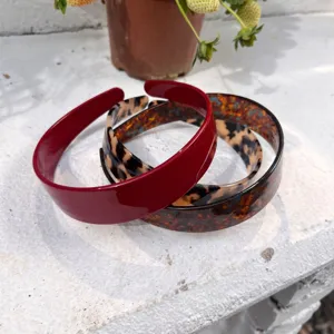 Cerchietto largo tartaruga e rosso accessori per capelli vista dettagliata stile quotidiano.
