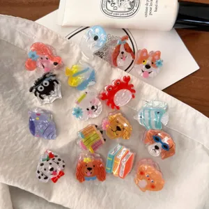 Set de bonitos mini pinzas para el pelo con diseños coloridos de animales, peces y papelería.