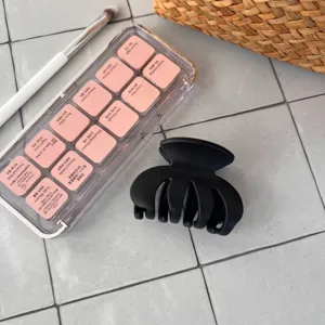 Minimalistische schwarze Haarklammer, elegante matte Haarklammer im französischen Stil.