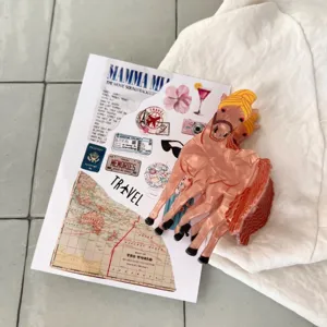 Gros plan détaillé de la jolie pince à cheveux cheval ailé rose, grande pince requin fantaisie.