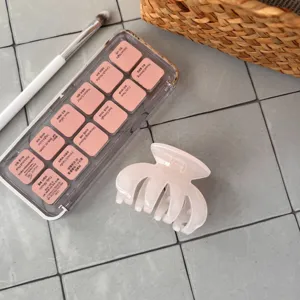 Französische elegante kleine 4-Zahn Haarkralle, süße rosa transparente Haarklammer Detailansicht.