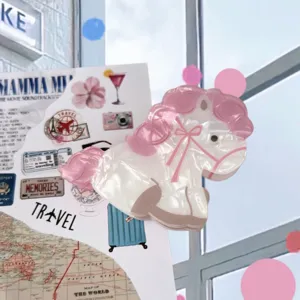 Détail de pince à cheveux cheval à bascule rose, accessoire mignon en résine pour femmes.