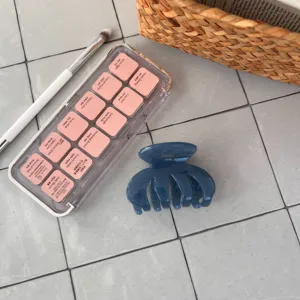 Französische elegante blaue kleine Haarklammer Vier Zahn Hai Clip stilvolles Haaraccessoire Detail