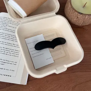 Pinza de pelo negra minimalista en forma de corazón, elegante accesorio de estilo ins.