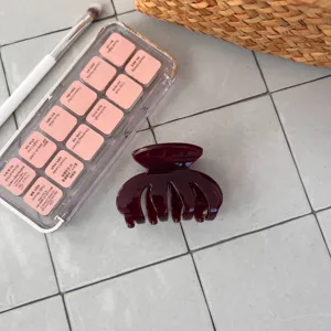 Französische elegante dunkelrote Haarklammer Harz kleine Haifischklammer Haarstyling Zubehör
