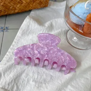 Durchsichtige lila Marmor Acryl Haarklammer Detailansicht, elegantes und süßes Haaraccessoire.