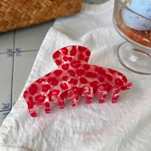 Rosa Leo-Muster Haarklammer Detailansicht, süßer Haarclip für das tägliche Styling.