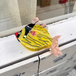 Graziosa molletta per capelli in acetato a forma di pesce, accessorio colorato simpatico.