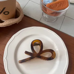 Chic tortoiseshell ribbon hair claw clip, elegant resin hairpin for women and daily styling.
