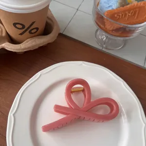 Pink bow hair claw clip for women, cute resin hair catch elegant hair accessories for styling.