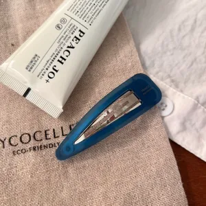 Barrette à cheveux goutte en résine bleue pince douce élégante texture accessoire coiffure