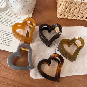 Detailansicht Herz Haarklammern, einfarbig Acetat, stabiler Metallverschluss, schönes Haar-Accessoire.