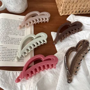 Pinza de pelo en forma de corazón minimalista calada, accesorio elegante para uso diario.