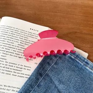 Roze acetaat haarklem detailopname, elegant en zoet haaraccessoire voor dagelijks gebruik.