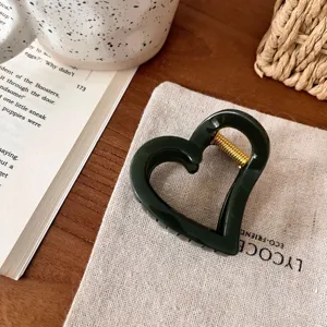 Dunkelgrüne herzförmige Haarklammer, 6.5 cm süßes Acryl Haaraccessoire für schönes Styling.