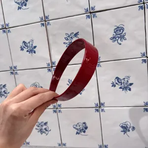 Cerchietto minimalista rosso lucido da donna, elegante accessorio per capelli per uso quotidiano.