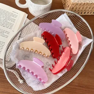 Stijlvolle minimalistische acetaat haarklemmen in zoete kleuren voor elegante dagelijkse kapsels.