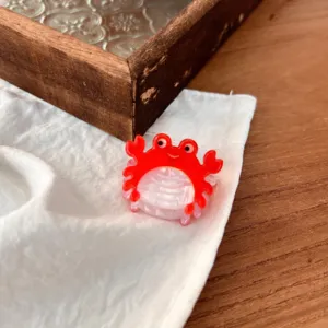 Primer plano detallado de una pinza de cangrejo rojo, accesorio tierno y dulce para el cabello.