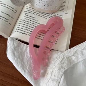 Pinza de pelo de corazón rosa para mujer, bonito accesorio de acrílico para peinado.