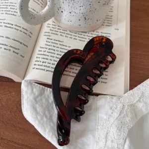 Pinza de pelo con forma de corazón carey, accesorio estético elegante vista detalle.