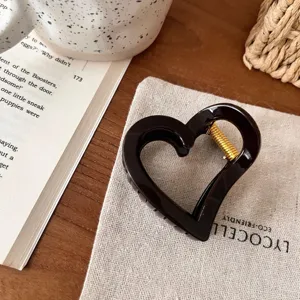 Dunkelbraune herzförmige Haarkralle, süßes Haaraccessoire für Damen und Mädchen im Alltag.