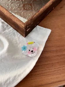 Lindo mini pasador de pelo acrílico con lápiz y flor, vista de detalle fresca y dulce.
