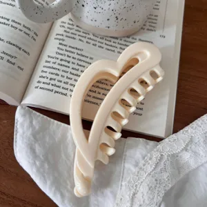 Pinza para el pelo en forma de corazón, elegante pinza de garra crema para el estilo diario.