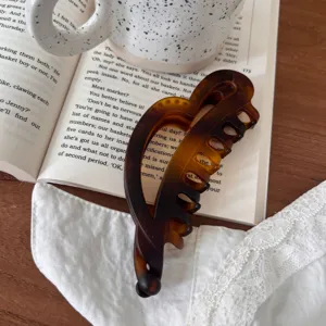 Pinza de pelo con diseño de corazón carey, accesorio minimalista chic para el estilo.