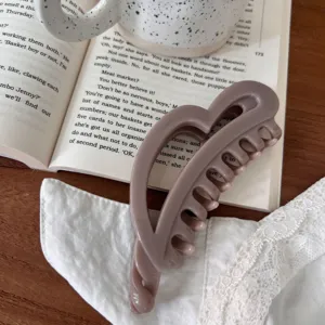 Vista detallada de una pinza de pelo de corazón, diseño sencillo y dulce para el uso diario.
