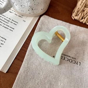 Einfarbige herzförmige Haarklammer mit Goldfeder, schickes süßes Haaraccessoire für den Alltag.