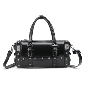 Bolso de mano cilíndrico con tachuelas negras punk y detalles de calavera, bolso cruzado casual.