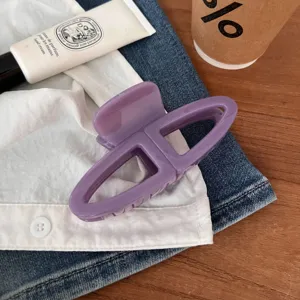 Dettaglio molletta per capelli viola, design cavo elegante per acconciature e accessori.