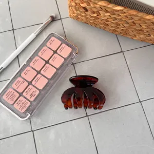 Französische elegante braune Harz Haarkralle, kleine unregelmäßige Haarspange für Damen.