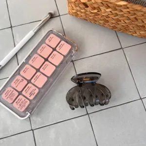 Kleine dunkle transluzente Haarklammer franzosisch elegante vier Zahne Haarnadel Haaraccessoire