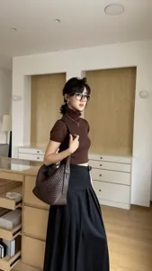 Woven leather shoulder bag for women, large capacity stylish underarm tote bag for daily wear.
