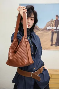 Handwoven leather shoulder bag for women, large capacity chic slouchy underarm tote bag.