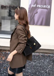 Retro suede shoulder bag for women, large capacity leather tote bag for daily commute and autumn.