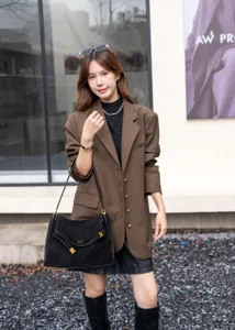 Retro frosted cowhide tote bag, large capacity genuine leather shoulder bag for women daily commute.