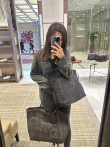Large capacity woven tote bag minimalist casual shoulder bag versatile shopper bag for women