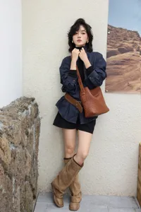 Handmade woven leather shoulder bag for women, large capacity casual tote crossbody bag.